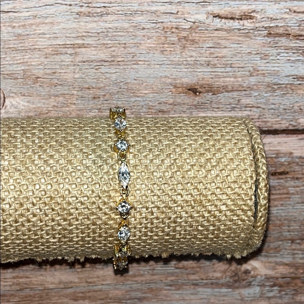 Gold Cubic Zirconia tennis style Bracelet - Picture 3 of 4